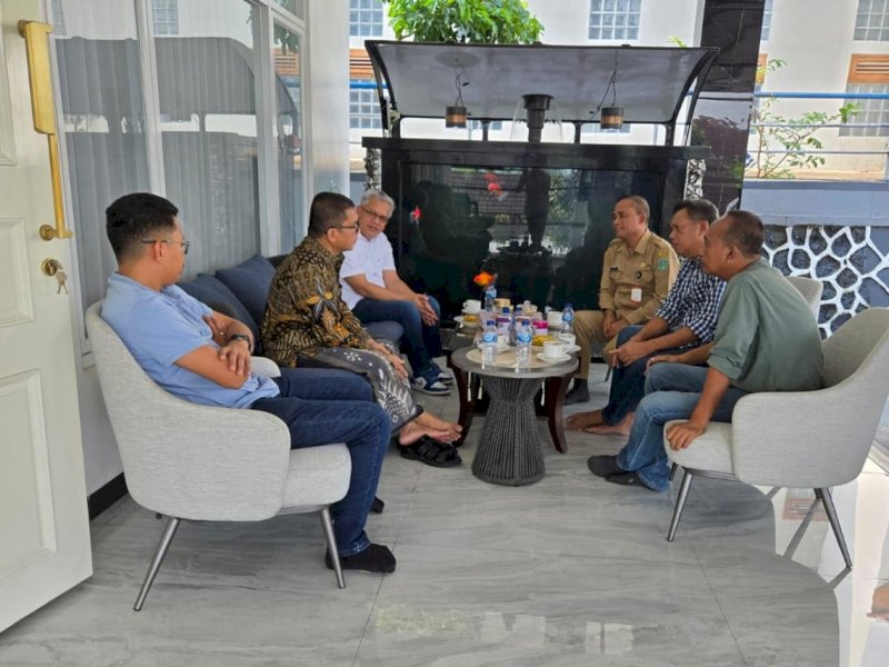 Asisten Perekonomian dan Pembangunan Setda Luwu Timur, Masdin, audiensi dan menyerahkan undangan resmi di kediaman Menteri Yandri di Serang, Banten, Rabu (7/5/2025). @Jejakfakta/dok. Humas Pemkab Lutim