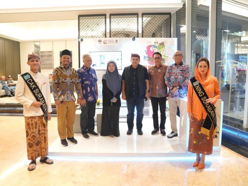 Wali Kota Makassar, Munafri Arifuddin, didampingi oleh Ketua TP PKK Makassar, Melinda Aksa, tiba di Surabaya pada Selasa malam (6/5/2025) dan langsung disambut secara resmi oleh panitia Munas. @Jejakfakta/dok. Humas Pemkot Makassar