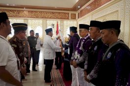 Penuh Haru, Bupati Irwan Lepas 149 Jamaah Calon Haji Lutim Tahun 2025