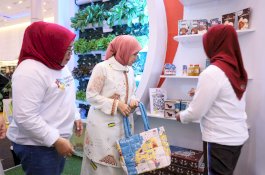 Dukung UMKM dan Budaya Lokal, Aliyah Mustika Ilham Kunjungi Booth Makassar di APEKSI