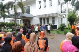 Bupati Irwan Awali Jumat Pagi dengan Jalan Sehat dan Apel Bersama Tim Kebersihan