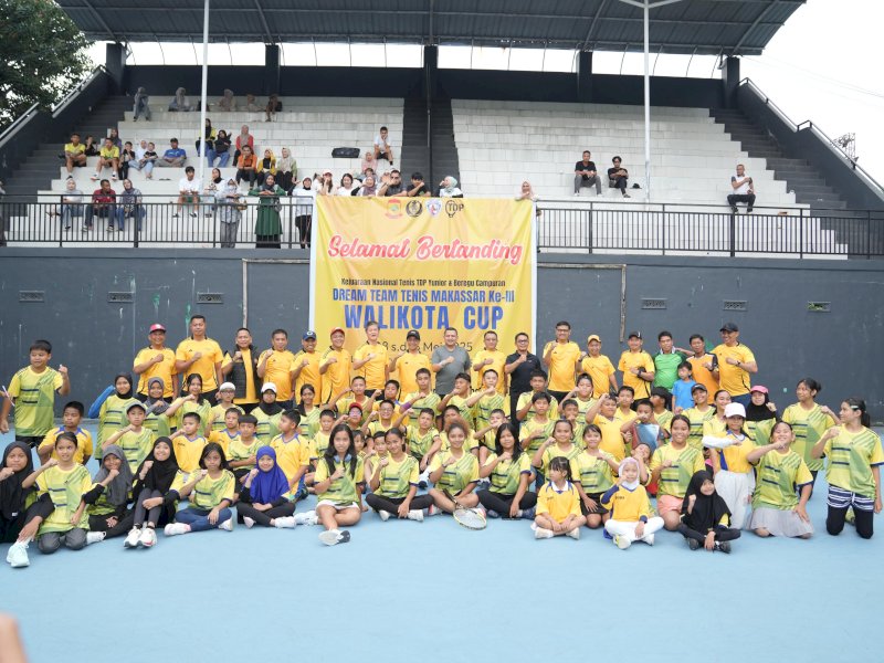 Wali Kota Makassar, Munafri Arifuddin, membuka Kejuaraan Nasional (Kejurnas) Tenis Yunior dan Beregu Campuran (Beginner and Intermediate) Wali Kota CUP 2025, di Lapangan Tenis Karebosi Makassar, Minggu (11/5/2025). @Jejakfakta/dok. Humas Pemkot Makassar