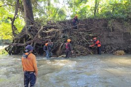 Basarnas Makassar Terjunkan Tim untuk Cari Kakek 72 Tahun yang Hanyut di Sungai Bone