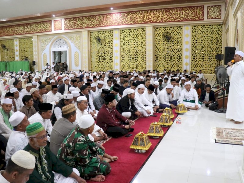 Bupati Luwu Timur, Irwan Bachri Syam, Dzikir, Muhasabah, dan Tabligh Akbar, dalam rangka Hari Jadi ke-22 Kabupaten Luwu Timur, Sabtu (10/5/2025). @Jejakfakta/dok. Humas Pemkab Lutim