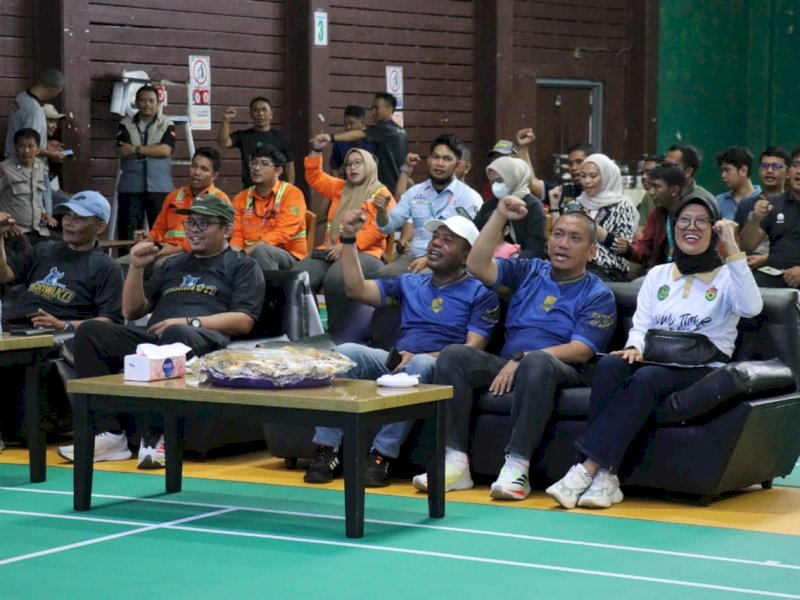 Bupati Luwu Timur, Irwan Bachri Syam, usai membuka Badminton Tournament Sorowako Open se-Luwu Raya Tahun 2025, di F Gym, Kelurahan Magani, Kecamatan Nuha, pada Sabtu (10/5/2025). @Jejakfakta/dok. Humas Pemkab Lutim