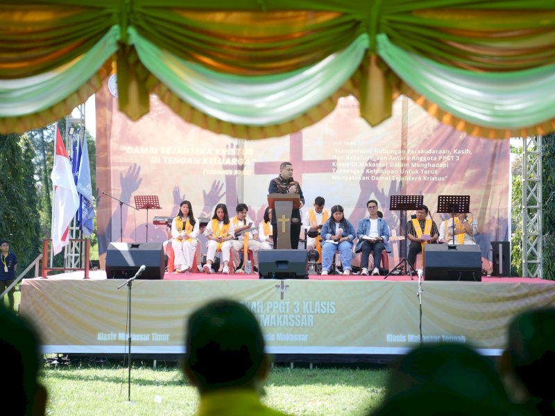 Wali Kota Makassar, Munafri Arifuddin, menghadiri perayaan Paskah Persekutuan Pemuda Gereja Toraja 3 Klasis Kota Makassar, yang digelar di Lapangan Golf Kodam XIV/Hasanuddin, Senin (12/5/2025). @Jejakfakta/dok. Humas Pemkot Makassar