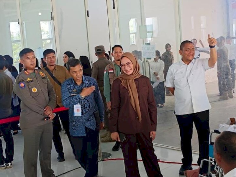 Bupati Luwu Timur, Irwan Bachri Syam, meninjau langsung pelaksanaan Tes Pegawai Pemerintah dengan Perjanjian Kerja (PPPK) Tahap II di kampus Universitas Islam Makassar, Senin (12/5/2025). @Jejakfakta/dok. Humas Pemkab Lutim