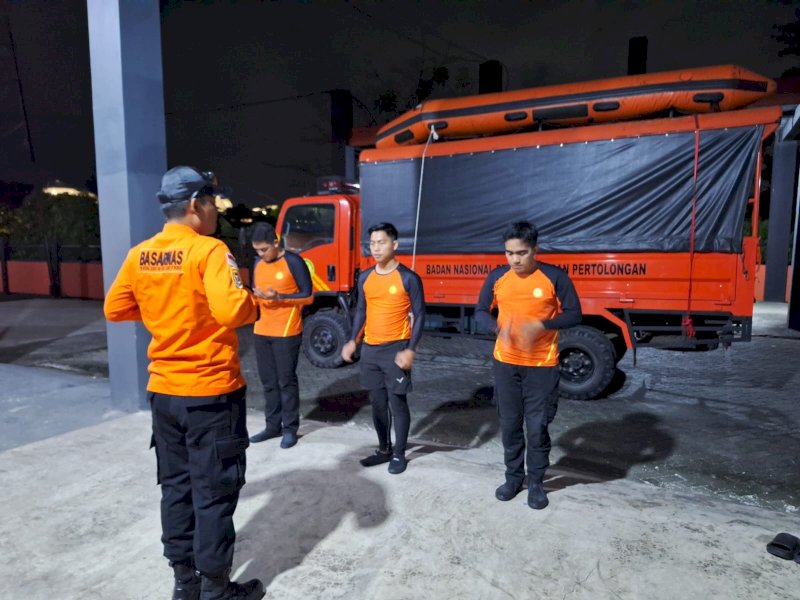 Tim SAR persiapan menuju ke lokasi pencarian seorang korban yang dilaporkan hilang setelah terseret arus luapan air bah di Sungai Savana pada Senin (12/5/2025). @Jejakfakta/dok. Basarnas