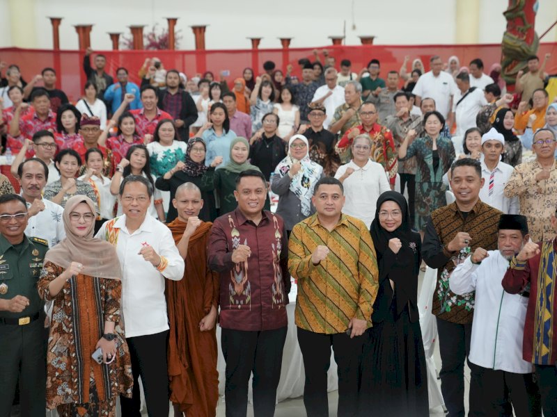 Wali Kota Makassar, Munafri Arifuddin, menghadiri open house Sannipata Persatuan Umat Buddha Indonesia (Permabudhi) Sulsel di Vihara Ibu Agung Bahari, Jalan Sulawesi, Makassar, pada Senin malam (12/5/2025). @Jejakfakta/dok. Humas Pemkot Makassar