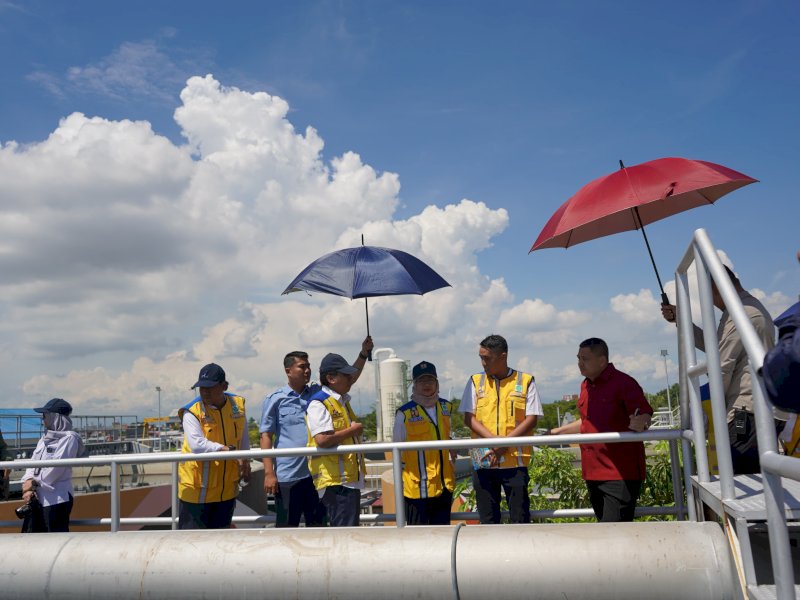 Wali Kota Makassar, Munafri Arifuddin mendampingi Direktur Jenderal Cipta Karya Kementerian Pekerjaan Umum (PU) Republik Indonesia, Dewi Chomistriana, di Instalasi Pengolahan Air Limbah (IPAL) Losari, Selasa (13/5/2025). @Jejakfakta/dok. Humas Pemkot Makassar