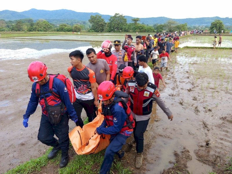 Tim SAR gabungan evakuasi jasad Andi Marshanda Tri Arianti (20), mahasiswi Program Studi Agribisnis angkatan 2022, yang ditemukan dalam kondisi tidak bernyawa pada Selasa (13/5/2025) petang. @Jejakfakta/dok. Basarnas Makassar 