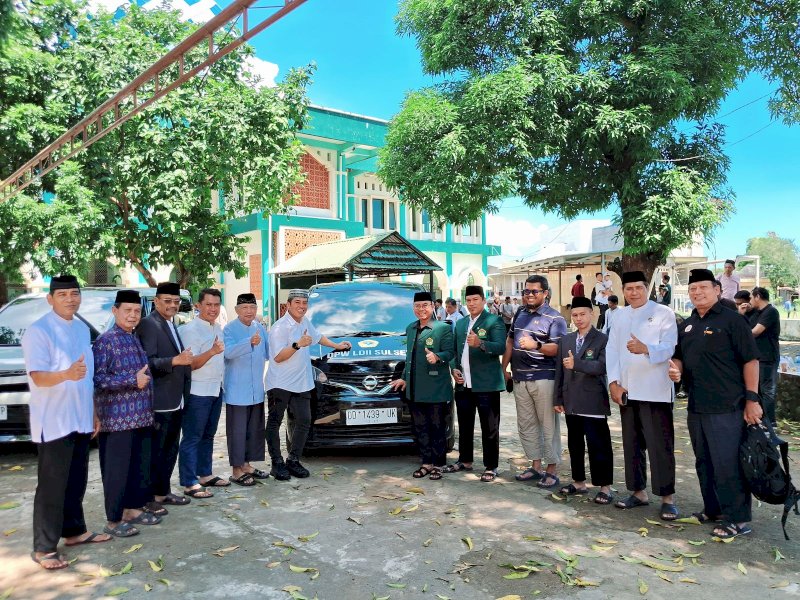 Anggota Komisi I DPR RI Daeng Ical menyerahkan mobil operasional kepada DPW LDII Sulsel di Masjid Roudhotul Jannah, Makassar, Minggu (11/5/2025). Kendaraan tersebut akan digunakan untuk mendukung kegiatan dakwah dan kemaslahatan umat.  