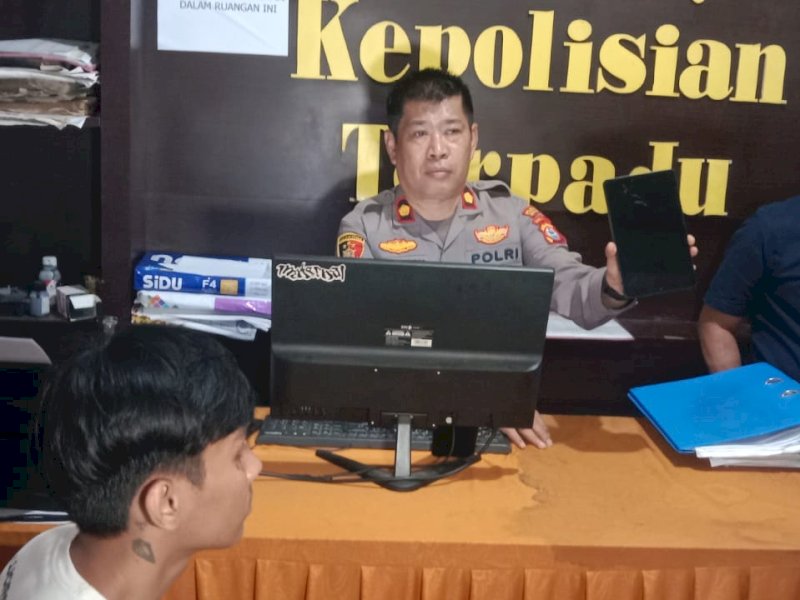 Seorang terduga pelaku perampasan iPad di sebuah warung kelontong di Jalan Regge, Kelurahan Rappojawa, Kecamatan Tallo, Kota Makassar, berhasil diringkus aparat Polsek Tallo pada Selasa (13/5/2025). @Jejakfakta/Samsir