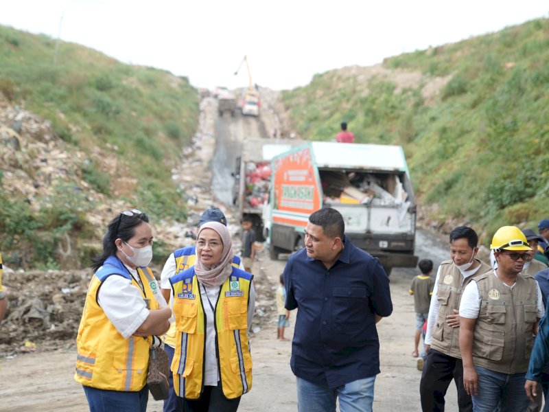 Direktur Jenderal Cipta Karya Kementerian Pekerjaan Umum (PU), Dewi Chomistriana, bersama Wali Kota Makassar, Munafri Arifuddin melakukan pemantauan ke Tempat Pembuangan Akhir (TPA) sampah di Antang, Kecamatan Manggala, Selasa (13/5/2025). @Jejakfakta/dok. Humas Pemkot Makassar