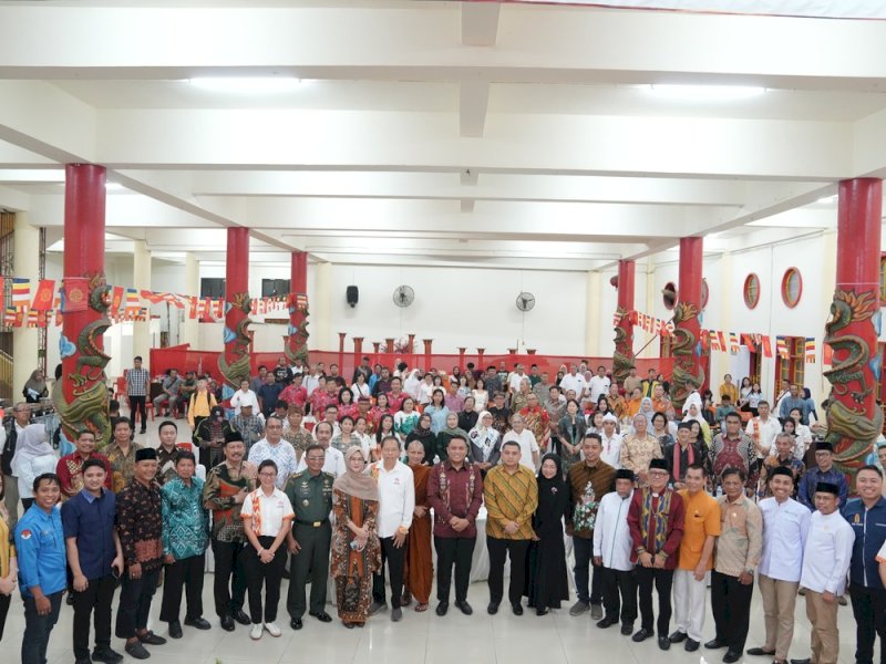 Kepala Dinas Komunikasi, Informatika, Statistik, dan Persandian (Kominfo SP) Provinsi Sulawesi Selatan (Sulsel), Andi Winarno Eka Putra, menghadiri perayaan Sannipata Permabudhi Waisak 2569 BE/2025 M di Vihara Ibu Agung Bahari, Jalan Sulawesi No. 41, Makassar, Senin (12/5/2025). @Jejakfakta/dok. Humas Pemprov Sulsel