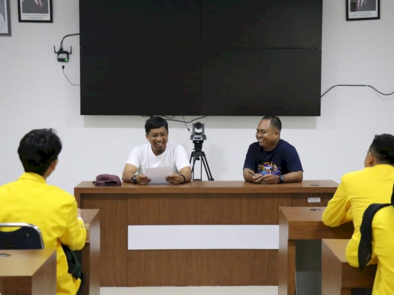 Plt. Kepala Dinas Kominfo-SP Lutim, Muhammad Safaat DP., menerima secara simbolis 17 mahasiswa Universitas Cokroaminoto (Uncok) Palopo untuk menjalani Praktek Dunia Kerja (PDK) di ruang Media Center, pada Rabu (14/05/2025). @Jejakfakta/dok. Humas Pemkab Lutim