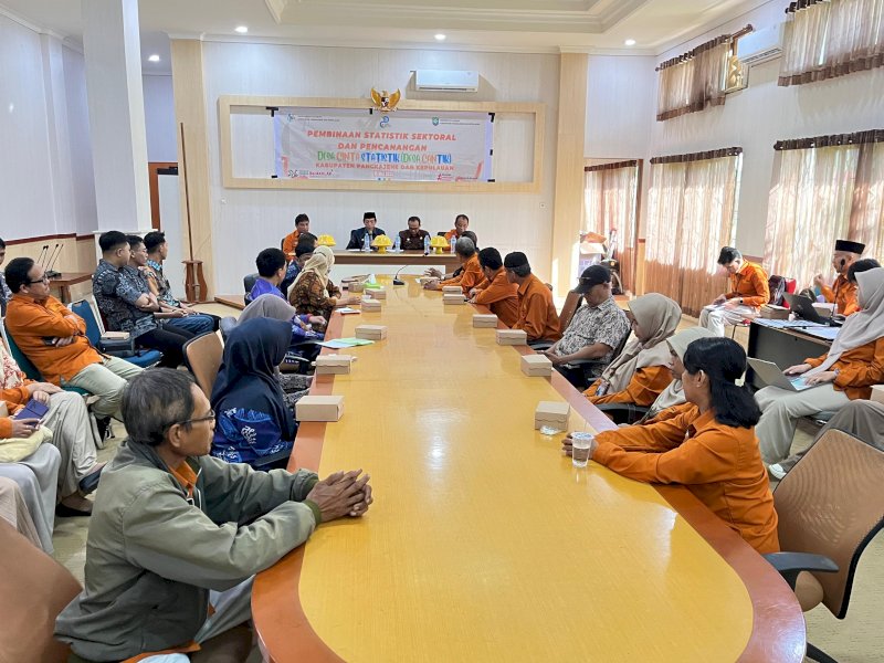 Badan Pusat Statistik (BPS) Kabupaten Pangkep menggelar pencanangan program Desa CANTIK (Desa Cinta Statistik) di Ruang Rapat Wakil Bupati Pangkep, Kamis (15/5/2025). @jejakfaktacom/Humas Pemda Pangkep