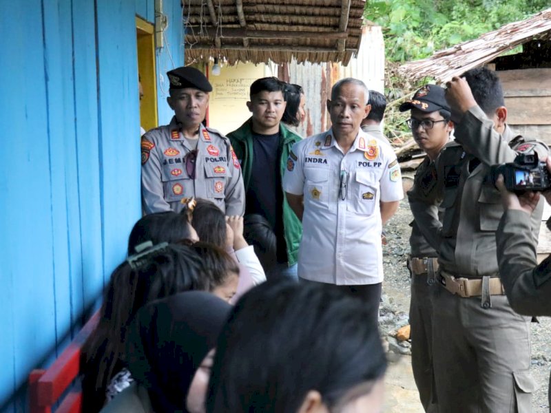 Tim gabungan yang dipimpin langsung oleh Kepala Satpol PP Luwu Timur, Indra Fauzy, melakukan penertiban terhadap sejumlah warung dan kafe di Desa Tabarano, Kecamatan Wasuponda, yang diduga menjadi lokasi aktivitas ilegal, Kamis (15/5/2025). @Jejakfakta/dok. Humas Pemkab Lutim