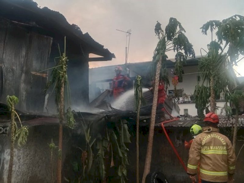  Kebakaran hebat melanda kawasan permukiman padat penduduk di Jalan Andi Tonro VI, Kecamatan Tamalate, Kota Makassar, pada Jumat (16/5/2025) sore. @Jejakfakta/Samsir