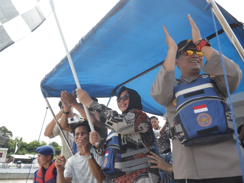 Wakil Bupati Luwu Timur, Puspawati Husler, secara resmi membuka Lomba Perahu Dayung yang digelar meriah di Tanggul Wewangriu, Sungai Malili, Kamis (15/5/2025). @Jejakfakta/dok. Humas Pemkab Lutim