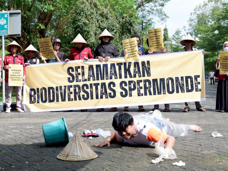 Selamatkan Biodiversitas Spermonde. WALHI) Sulawesi Selatan bersama sejumlah komunitas lingkungan menggelar aksi kampanye di depan Kantor Balai Pengelolaan Sumber Daya Pesisir dan Laut (BPSPL) Makassar, Kamis (15/5/2025). @Jejakfakta/dok. Walhi Sulsel