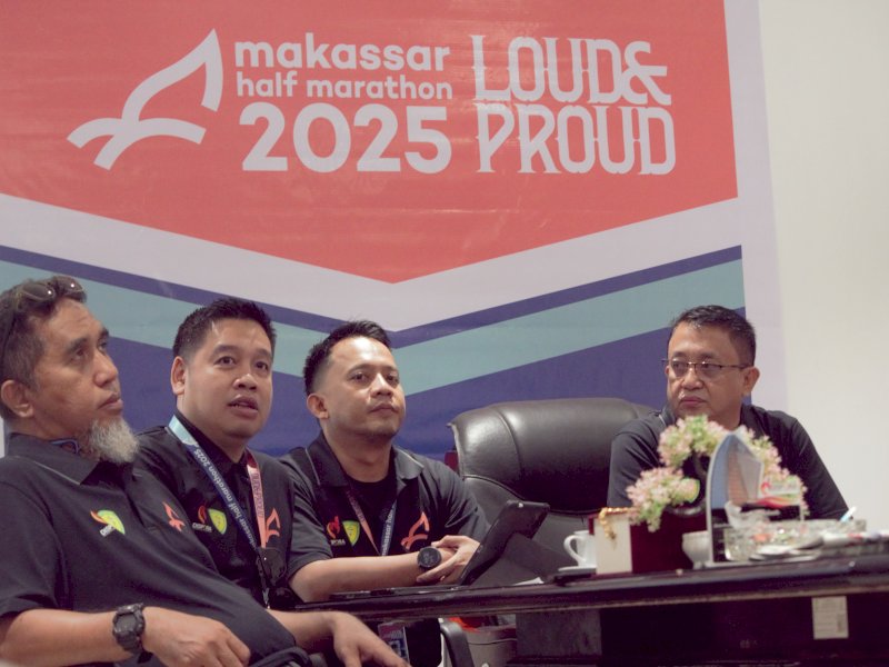 Kepala Dinas Pemuda dan Olahraga Kota Makassar, Andi Muh Yasir, bersama panitia MHM 2025 saat konferensi pers di Balai Kota Makassar, pada Jumat (16/5/2025). Makassar Half Marathon (MHM) 2025 akan kembali digelar pada 31 Mei hingga 1 Juni di Anjungan Pantai Losari. @Jejakfakta/Nurdin Amir