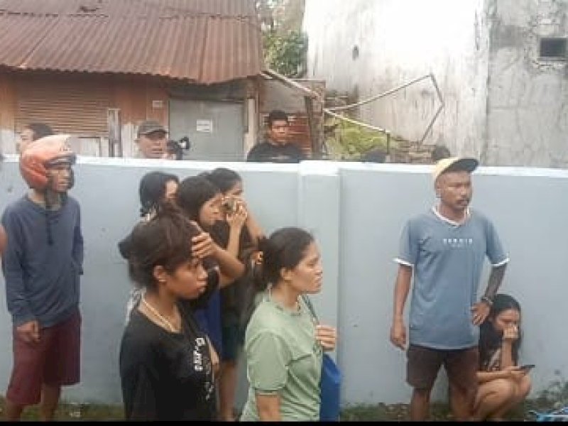 Sejumlah mahasiswa asal NTT menjadi korban kebakaran yang melanda kawasan padat penduduk di Jalan Andi Tonro VI, Kelurahan Pa'baeng-baeng, Kecamatan Tamalate, Kota Makassar, Jumat (16/5/2025) sore. @Jejakfakta/Samsir