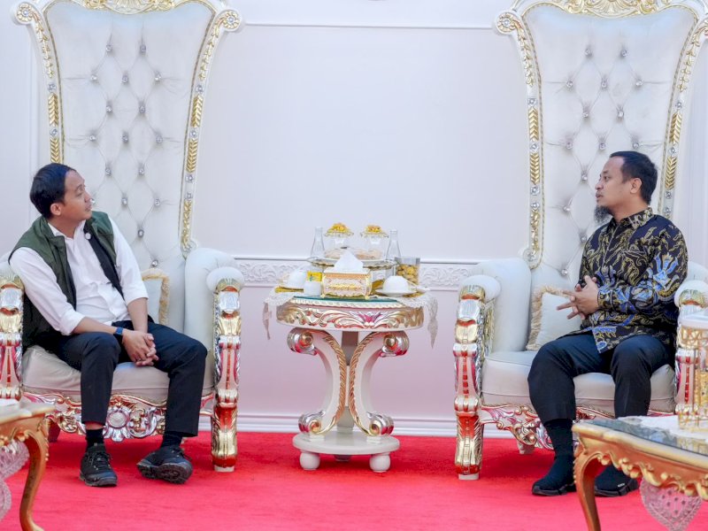 Gubernur Sulawesi Selatan, Andi Sudirman Sulaiman, menerima kunjungan Menteri Kehutanan (Menhut) RI, Raja Juli Antoni, di Rumah Jabatan Gubernur Sulsel, Rabu malam, (14/5/2025). @Jejakfakta/dok. Humas Pemprov Sulsel