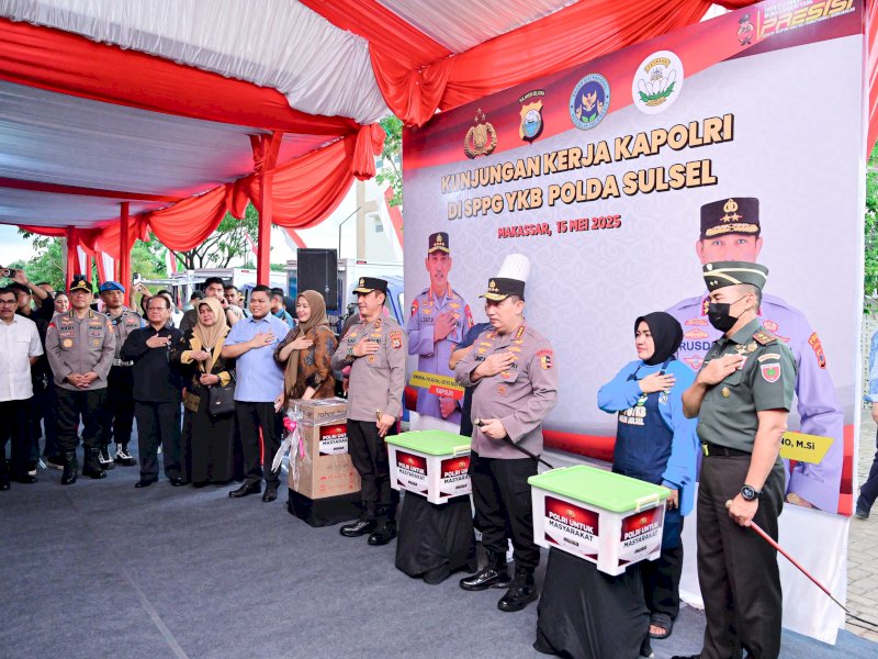 Wakil Gubernur Sulsel, Fatmawati Rusdi, bersama Kapolri Jenderal Listyo Sigit Prabowo meninjau langsung operasional dapur sehat SPPG Polda Sulsel di Kecamatan Biringkanayya, Makassar, Kamis (15/5/2025). @Jejakfakta/dok. Humas Pemprov Sulsel