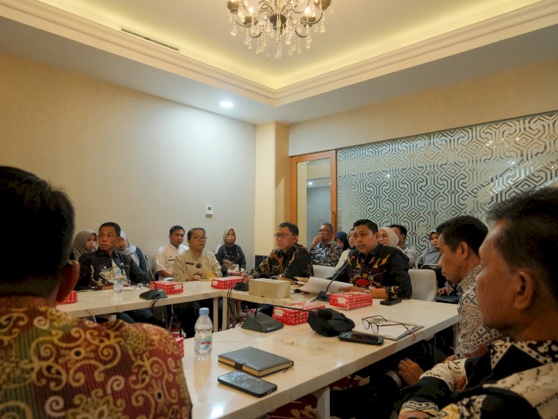 Analisis Kebijakan Ahli Madya Ditjen Otonomi Daerah Kemendagri, Moh Yulianto, didampingi Kepala Biro Organisasi Setda Pemprov Sulsel, Bustanul Arifin, saat memimpin sesi validasi urusan pemerintahan daerah di Ruang Toraja, Kantor Gubernur Sulsel, Jumat (16/5/2025). @Jejakfakta/dok. Humas Pemprov Sulsel