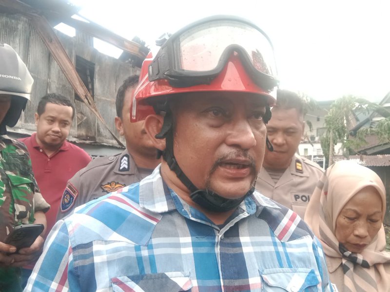 Kepala Dinas Pemadam Kebakaran dan Penyelamatan (Damkarmat) Kota Makassar, Hasanuddin, memberikan keterangan kepada wartawan di lokasi kebakaran, pada Jumat (16/5/2025) sore. @Jejakfakta/Samsir