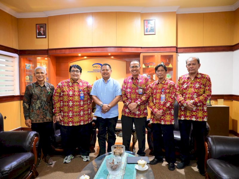 Plt Direktur Utama Perumda Air Minum Kota Makassar Hamzah Ahmad bersama bawahan menemui langsung Kepala Perwakilan Badan Pengawas Keuangan dan Pembangunan (BPKP) Sulsel Muhamad Risbiyantoro di Kantor BPKP, Bumi Tamalanrea Permai, Makassar, Jumat (16/5/2025).