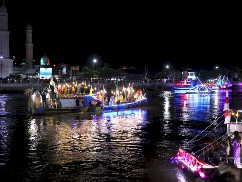 Puluhan perahu hias berhiaskan cahaya warna-warni menghiasi Sungai Malili pada Jumat malam (16/05/2025), dalam rangka memeriahkan Hari Jadi ke-22 Kabupaten Luwu Timur. @Jejakfakta/dok. Humas Pemkab Lutim