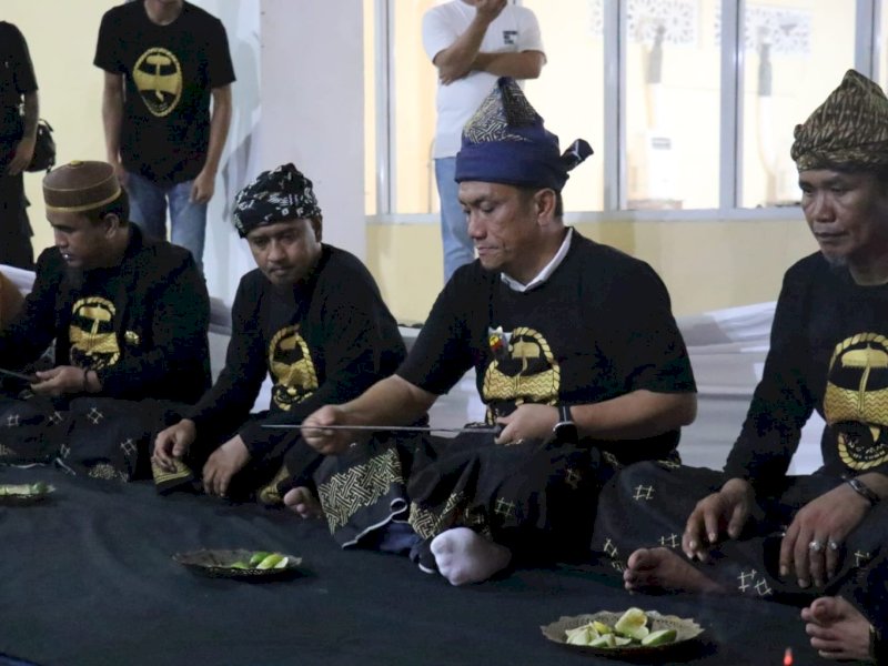 Bupati Luwu Timur, Irwan Bachri Syam, bersama komunitas pemerhati budaya Pompessi Luwu menggelar prosesi Mattompang Pusaka dalam rangkaian Pameran Benda Pusaka di basement Andi Nyiwi Park, Kecamatan Malili, Jumat (16/5/2025). @Jejakfakta/dok. Humas Pemkab Lutim