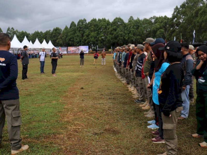 Bupati Irwan Bachri Syam memberikan arahan khusus kepada Satuan Polisi Pamong Praja (Satpol PP) dalam gladi bersih menjelang peringatan Hari Ulang Tahun (HUT) ke-22 Kabupaten Luwu Timur, di Lapangan Pendidikan, Malili, Sabtu (17/5/2025). @Jejakfakta/dok. Humas Pemkab Lutim