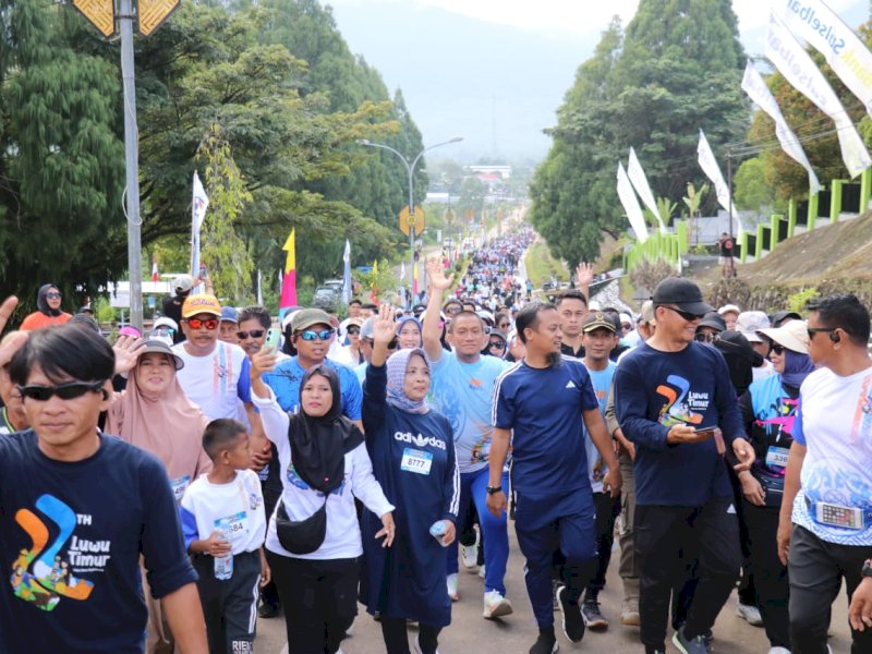Ribuan peserta memadati Bundaran Batara Guru untuk mengikuti Fun Run Anti Mager Sulawesi Selatan, di jantung Kota Malili, Minggu (18/5/2025). @Jejakfakta/dok. Humas Pemkab Lutim