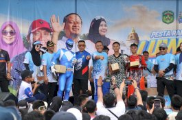 Tampil Beda, Tiga Peserta Fun Run Lutim Dapat Doorprize Langsung dari Bupati