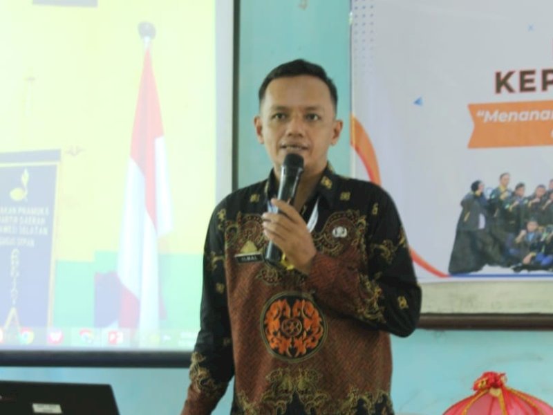 Ilmal, S.Pd., guru UPT SMP Negeri 2 Malili, terpilih sebagai penerima beasiswa penuh program internasional AFS Global STEM Educators 2025. @Jejakfakta/dok. Humas Pemkab Lutim