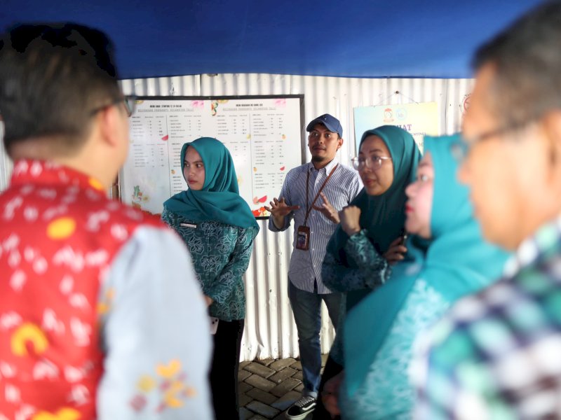 Ketua Tim Penggerak (TP) PKK Kota Makassar, Melinda Aksa, melakukan kunjungan langsung ke Posyandu Era Baru Nusa Indah 4, di Kelurahan Panampu, Kecamatan Tallo, pada Sabtu (17/5/2025). @Jejakfakta/dok. Humas Pemkot Makassar