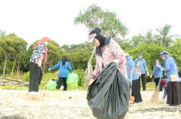 TP-PKK dan Dekranasda Bulukumba Gelar Aksi G2B2: Liburan Sambil Bersih-Bersih di Pantai Mandala Ria