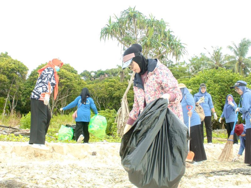 Tim Penggerak PKK (TP-PKK) bersama Dewan Kerajinan Nasional Daerah (Dekranasda) Kabupaten Bulukumba melakukan aksi bersih di Pantai Mandala Ria, Sabtu (17/5/2025). @Jejakfakta/dok. Humas Pemkab Bulukumba