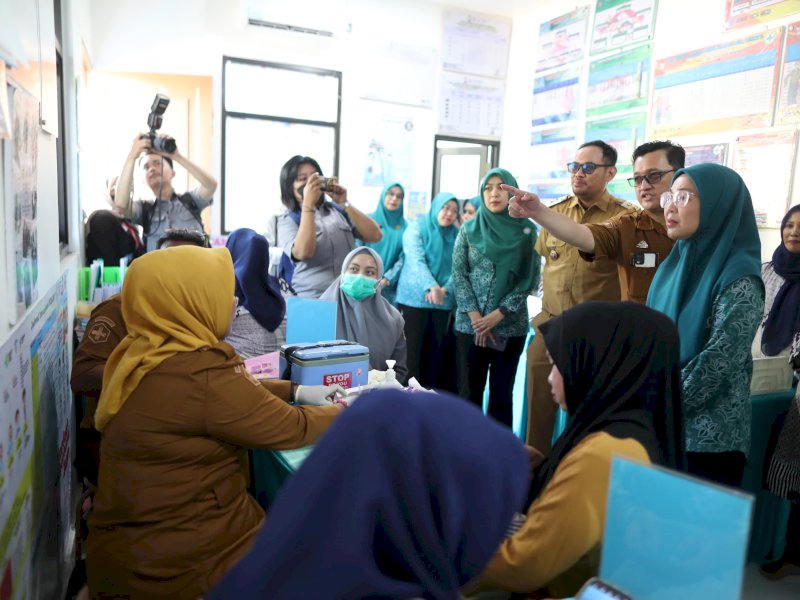 Ketua Tim Penggerak PKK Kota Makassar, Melinda Aksa meninjau langsung aktivitas Posyandu Era Baru Nusa Indah II di Kelurahan Kaluku Bodoa, Kecamatan Tallo, Senin (19/05/2025). @Jejakfakta/dok. Humas Pemkot Makassar