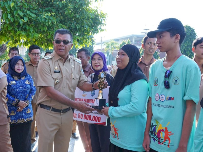 Bupati Bulukumba Andi Muchtar Ali Yusuf secara langsung menyerahkan penghargaan kepada para siswa berprestasi,  dalam apel gabungan lingkup OPD Pemerintah Kabupaten Bulukumba, Senin (19/5/2025). @Jejakfakta/dok. Humas Pemkab Bulukumba