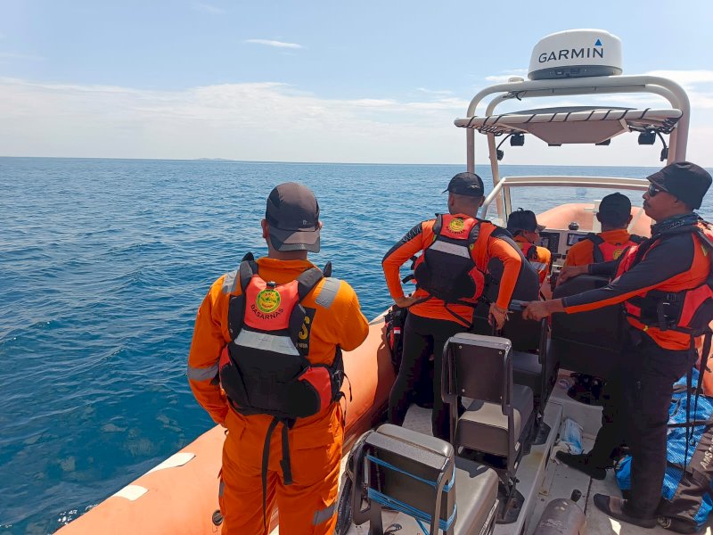 Tim Basarnas Makassar melakukan pencarian seorang penumpang Kapal Motor (KM) Tidar rute Bau-Bau menuju Tanjung Perak dilaporkan terjun ke laut pada Senin dini hari (19/05/2025), di sekitar Pelabuhan Paotere, Makassar. @Jejakfakta/dok. Humas Basarnas Makassar