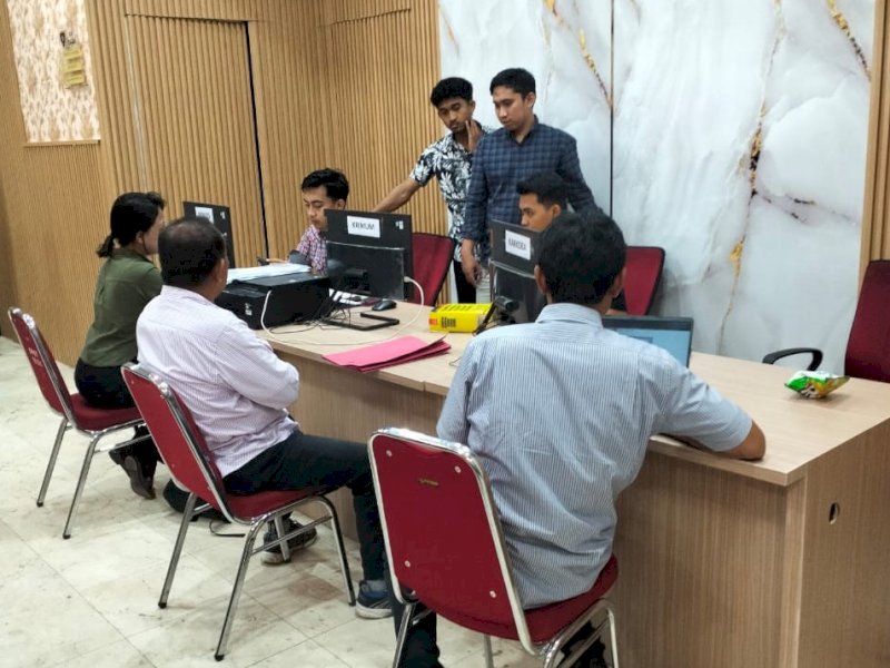 Warga Bara-barayya yang tergabung dalam Aliansi Bara-barayya Bersatu melaporkan kembali dugaan pemalsuan dokumen dalam proses persidangan di Pengadilan Negeri (PN) Makassar, di Polda Sulsel, Selasa siang, (20/5/2025). @Jejakfakta/dok. Istimewa