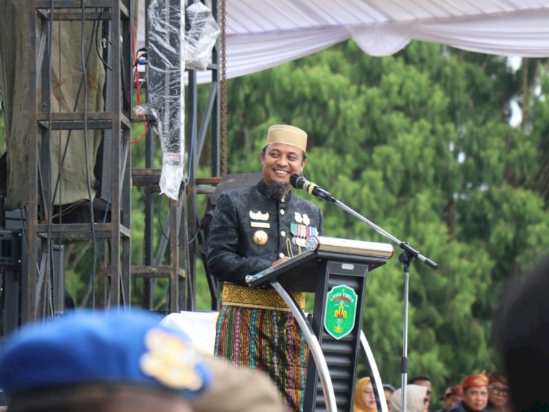Gubernur Sulawesi Selatan, Andi Sudirman Sulaiman,  di hadapan ribuan masyarakat yang hadir di Lapangan Pendidikan Malili, Senin (19/05/2025). @Jejakfakta/dok. Humas Pemkab Lutim