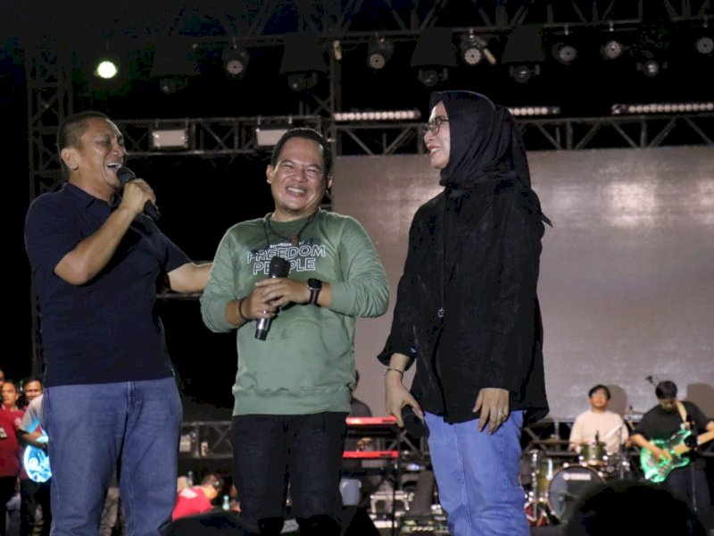 Bupati Luwu Timur, Irwan Bachri Syam dan Ketua TP PKK Lutim dr. Ani Nurbani Irwan, bersama Artis ibu kota, Wali Band,  pada malam Puncak Pesta Rakyat HUT ke-22 Kabupaten Luwu Timur, di Lapangan Pendidikan, Kecamatan Malili, Senin malam (19/05/2025). @Jejakfakta/dok. Humas Pemkab Lutim