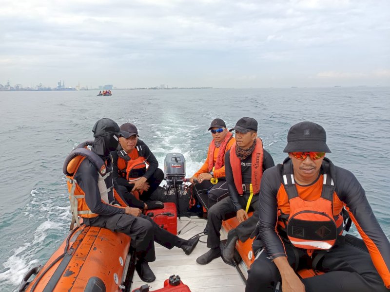 Tim SAR gabungan melakukan pencarian hari kedua penumpang KM Tidar yang melompat dari kapal di perairan Makassar, Selasa (20/5/2025). @Jejakfakta/dok. Basarnas Makassar