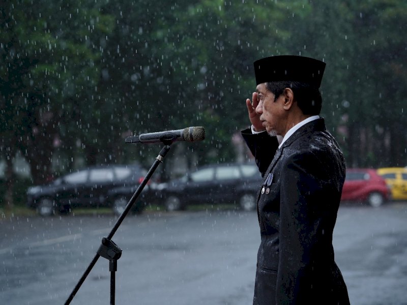 Wakil Bupati Pangkep Abd. Rahman Assagaf memimpin upacara peringatan Hari Kebangkitan Nasional (Harkitnas) ke-117 di halam Kantor Bupati Pangkep, Selasa (20/5/2025). @jejakfaktacom/Humas Pemda Pangkep. 