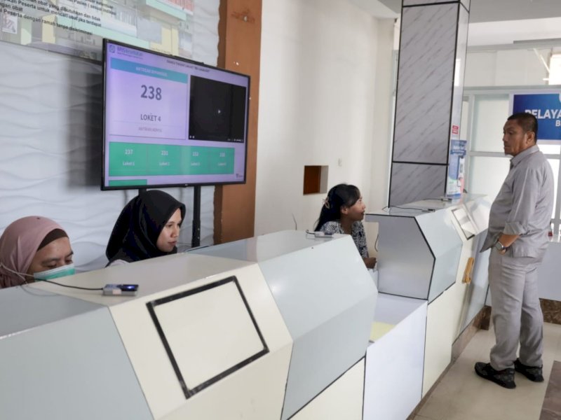 Bupati Luwu Timur, Irwan Bachri Syam, melakukan inspeksi mendadak (sidak) di Rumah Sakit Umum Daerah (RSUD) I Lagaligo,  menanggapi keluhan masyarakat terkait pelayanan, pada Rabu (21/05/2025). @Jejakfakta/dok. Humas Pemkab Lutim

 di 